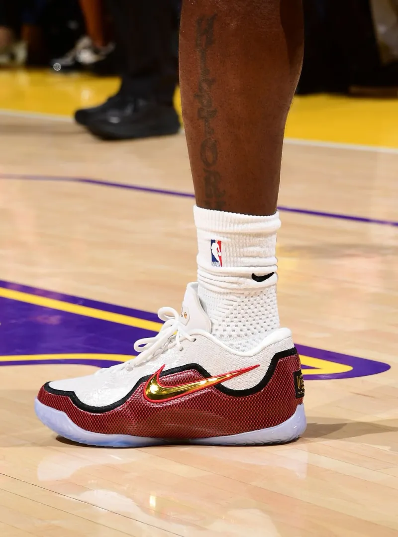 KOK体育app下载-詹姆斯穿着盛大启幕配色Lebron23，得到18分4篮板6助攻3抢断